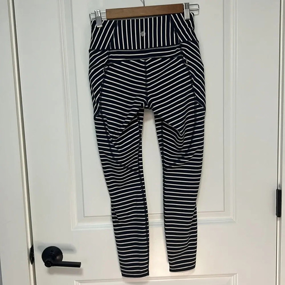 Athleta Women’s Stripe Contender 7/8 Tight In Powerlift Blue and white Capri XS - Picture 5 of 10